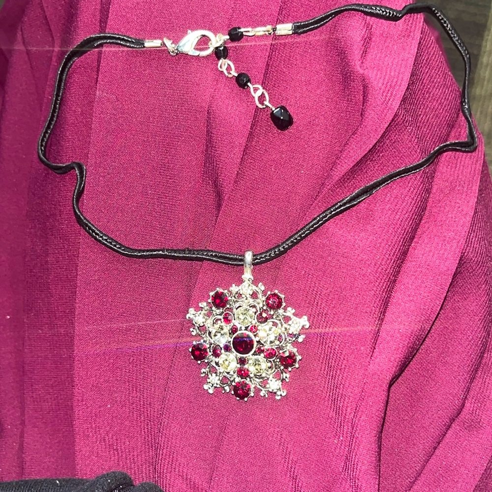NWOT SILVER PENDANT SKULL SNOWFLAKE CHOKER WITH CUBIC ZIRCONIA & GARNET